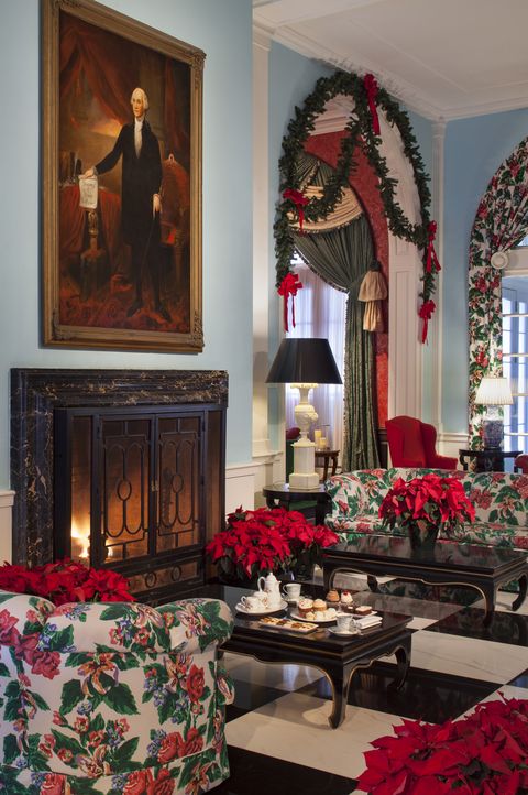 Room, Interior design, Living room, Red, Furniture, Table, Home, Christmas decoration, House, Architecture, 