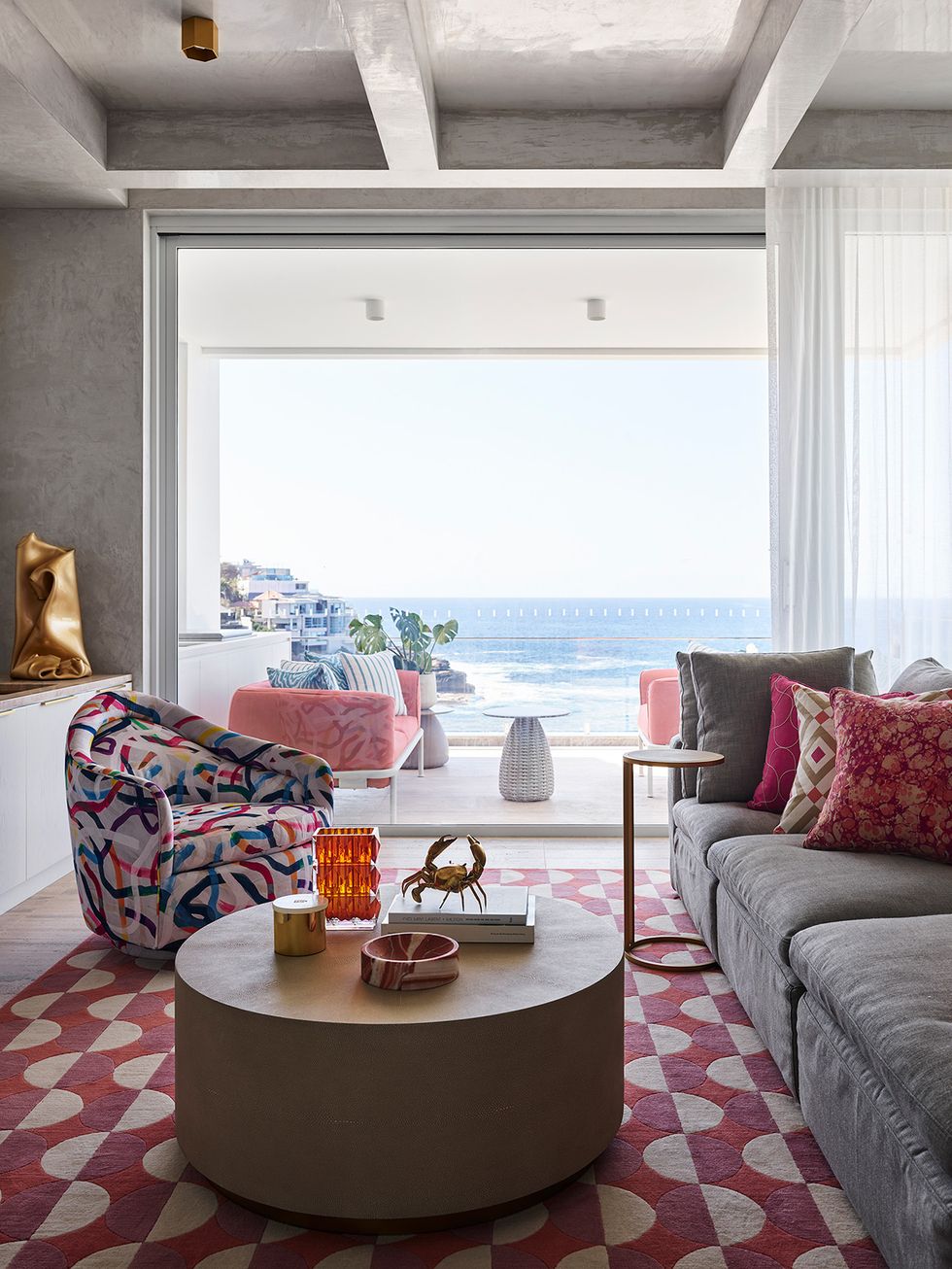 una casa sofisticada y elegante en tonos rosas en australia, diseñada por greg natale