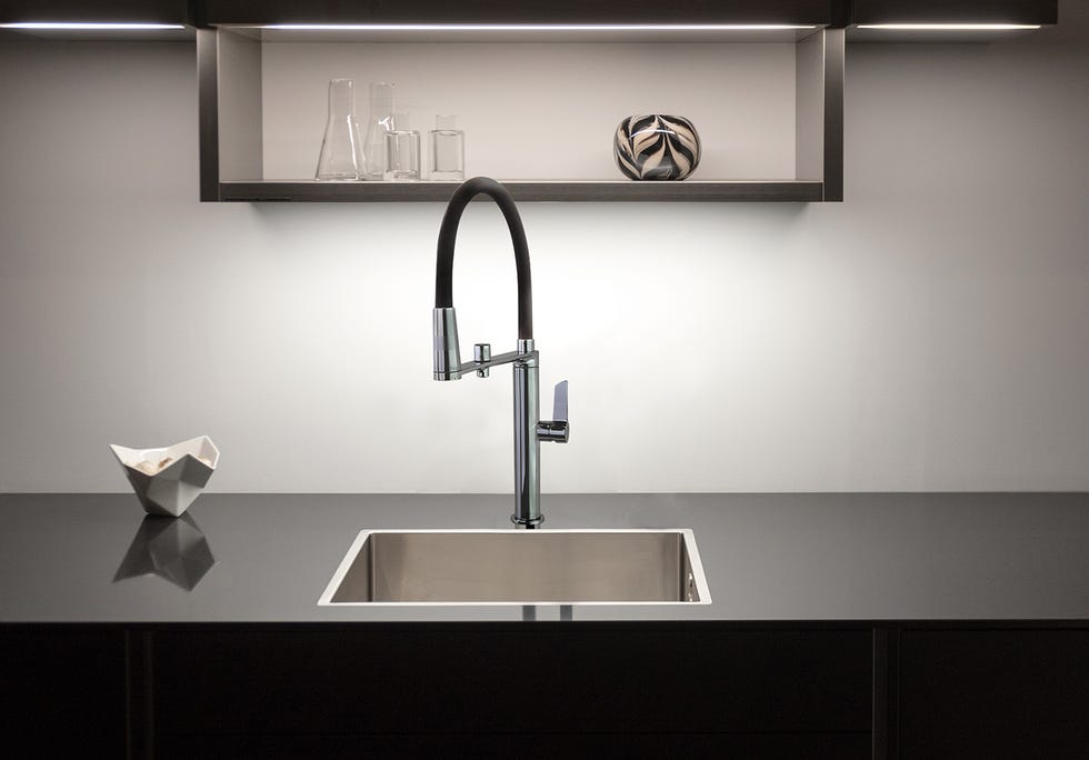 grifo de diseño flexible y con imanes que ahorra agua
