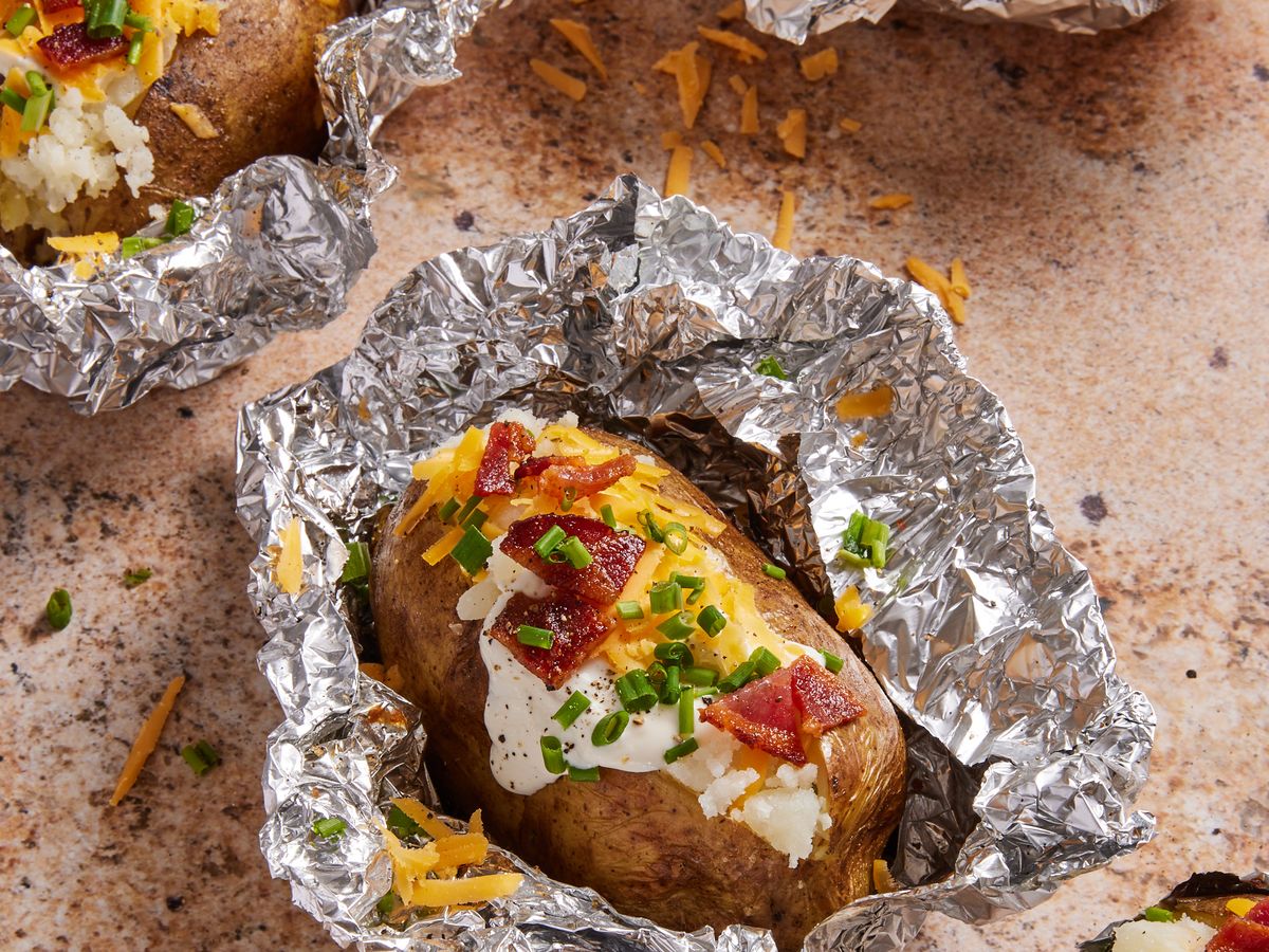 https://hips.hearstapps.com/hmg-prod/images/grilled-baked-potatoes1-1649877929.jpg?crop=1xw:0.75xh;center,top&resize=1200:*