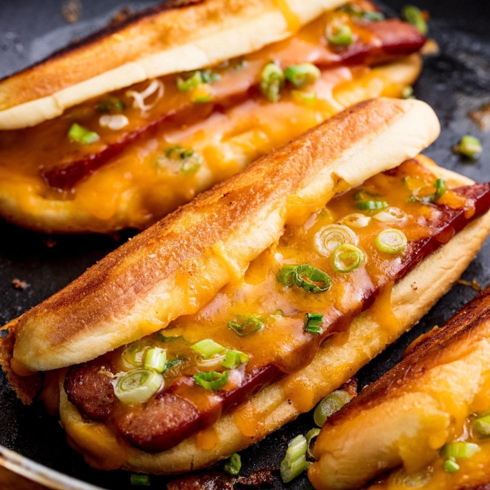 Bonfire Night Hot Dogs - Bonfire Night Food ideas and recipe - loaded hot  dogs - Autumn food/ recipe