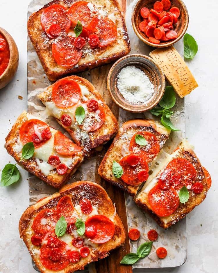 pizza grilled cheese with pepperoni