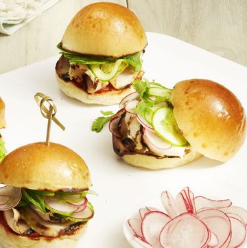 grilled chicken sliders with radish slices