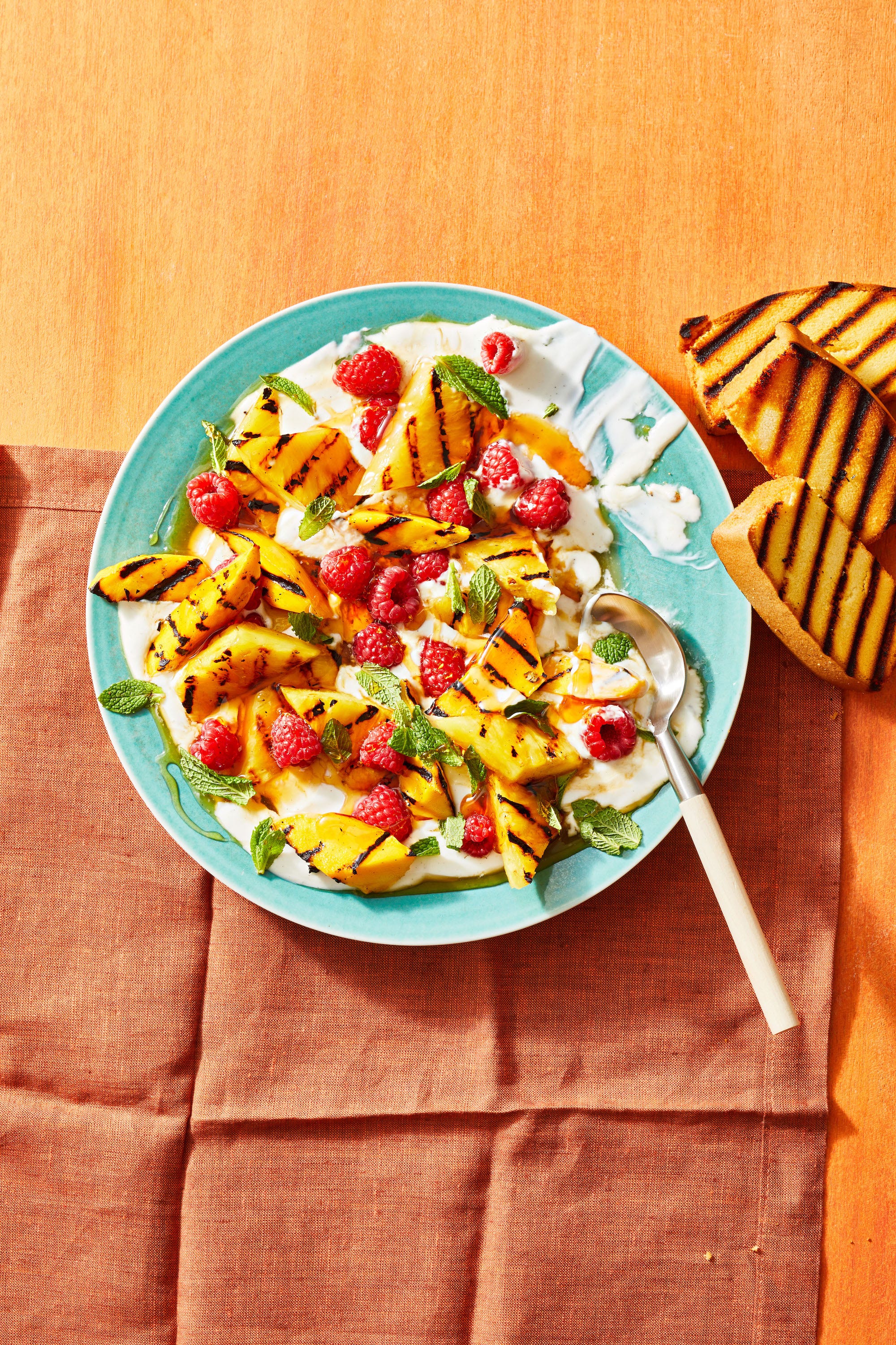 ensalada de frutas a la parrilla con yogur de vainilla