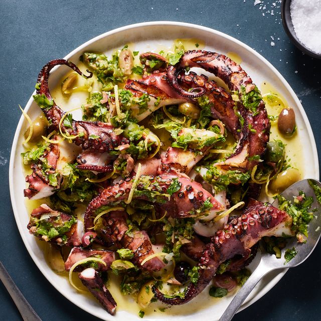 https://hips.hearstapps.com/hmg-prod/images/grilled-octopus1-1652446908.jpg?crop=0.617xw:0.908xh;0.199xw,0.0495xh&resize=640:*