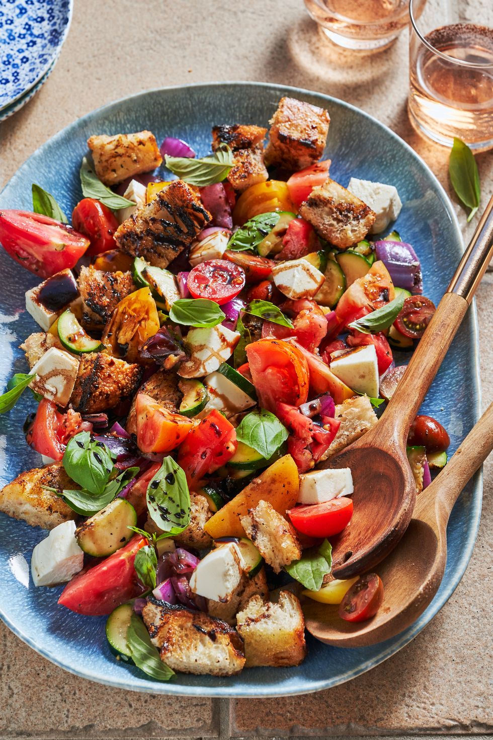 https://hips.hearstapps.com/hmg-prod/images/grilled-panzanella-salad-1650382799.jpg?crop=0.9997808459346922xw:1xh;center,top&resize=980:*
