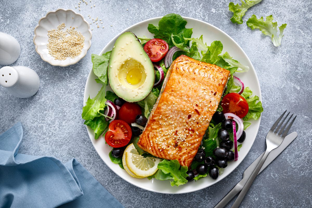 grilled salmon fish fillet and fresh vegetable salad for best seafood delivery services