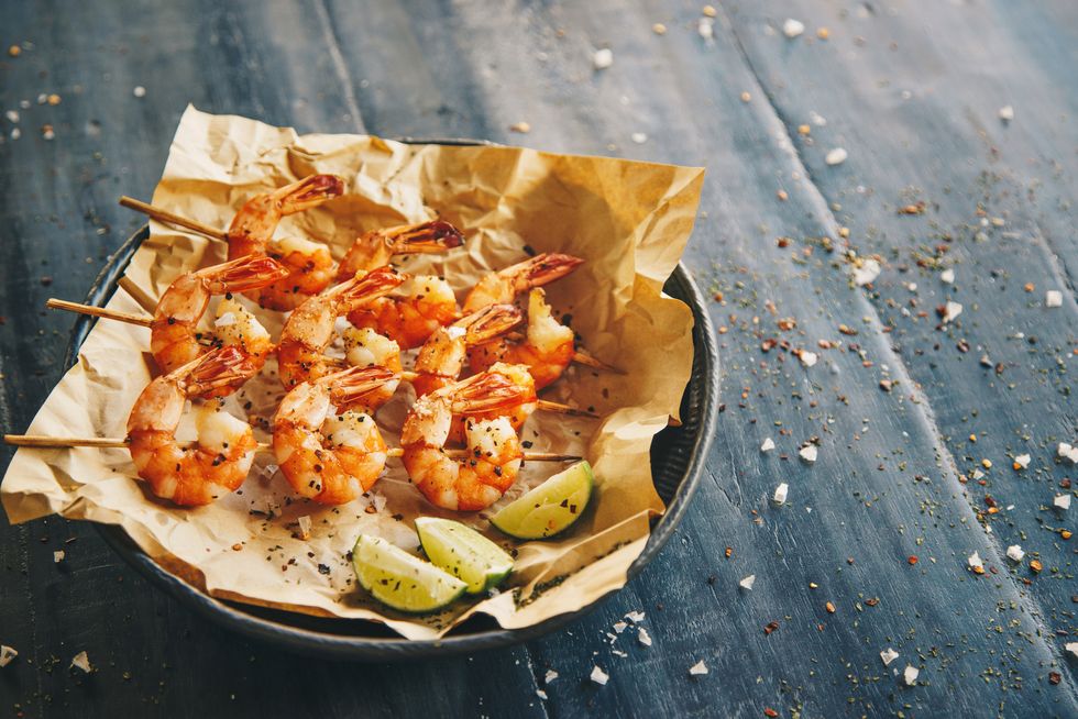 grilled shrimps with seasoning and lime