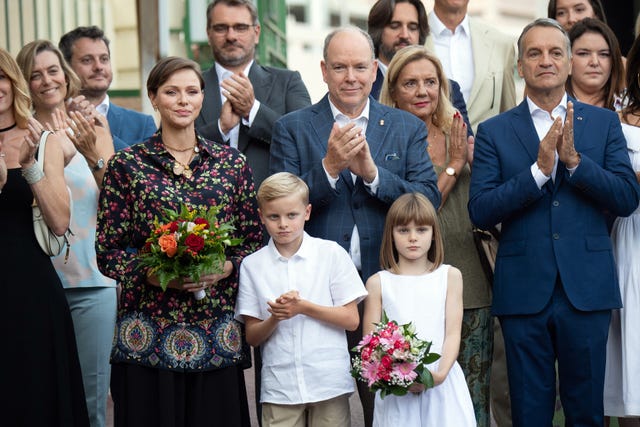 principe albert ii de monaco y princesa charlene con principe jacques y princesa gabriella picnic