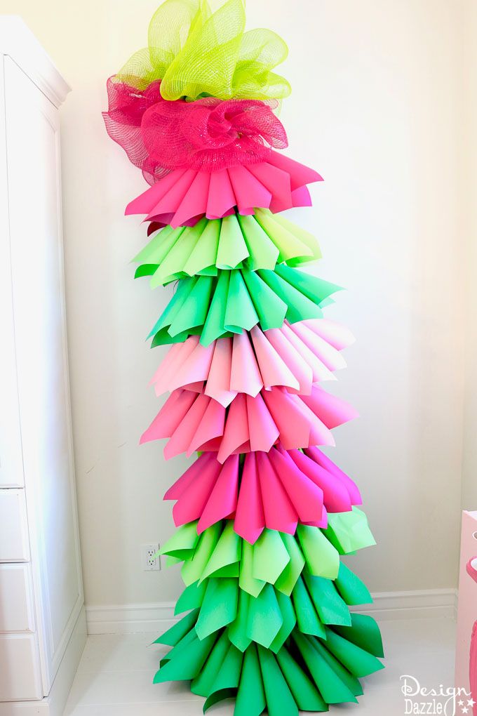 https://hips.hearstapps.com/hmg-prod/images/grinch-inspired-paper-cone-tree3-1-1603061962.jpg?crop=1xw:0.99609375xh;center,top&resize=980:*