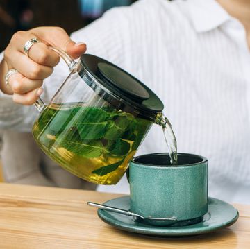 vrouw drinkt veel groene thee en moet daardoor oppassen voor een ijzertekort