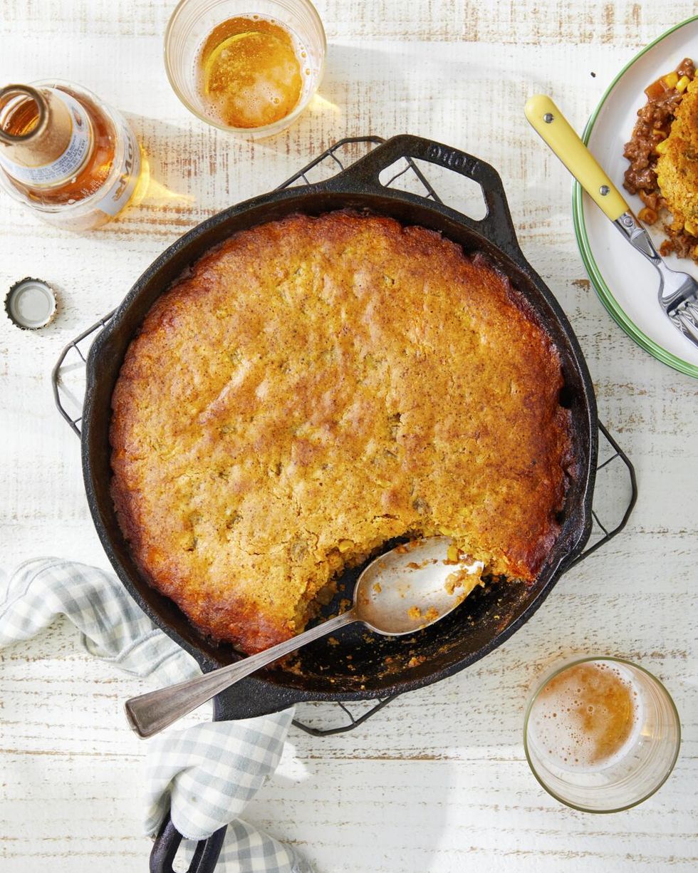 https://hips.hearstapps.com/hmg-prod/images/ground-beef-recipes-tamale-pie-64540239b2d50.jpg?crop=1.00xw:0.834xh;0,0.0341xh&resize=980:*