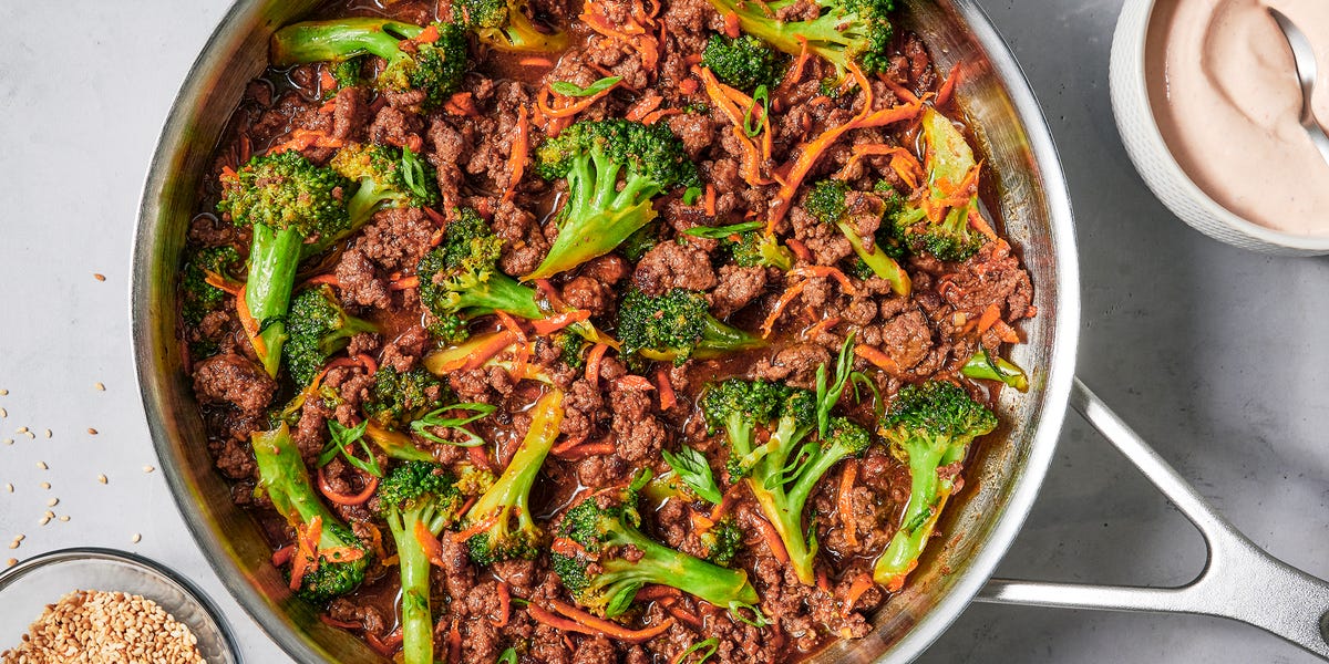 https://hips.hearstapps.com/hmg-prod/images/ground-beef-stir-fry-teriyaki-bowls-index-6570e2ac0aad9.jpg?crop=0.503xw:1.00xh;0.194xw,0&resize=1200:*