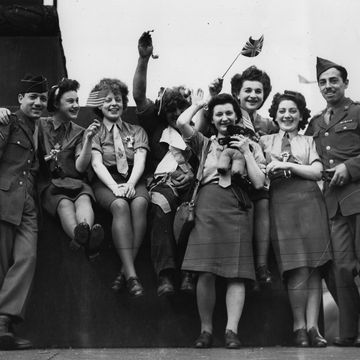 soldaten met vrouwen op bevrijdingsdag 1945