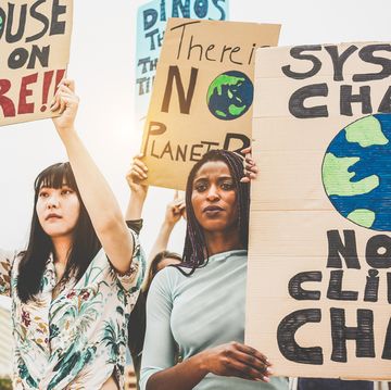 stockfoto van vrouwen die demonstreren voor een beter klimaat