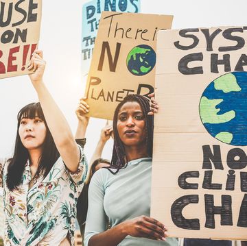 stockfoto van vrouwen die demonstreren voor een beter klimaat