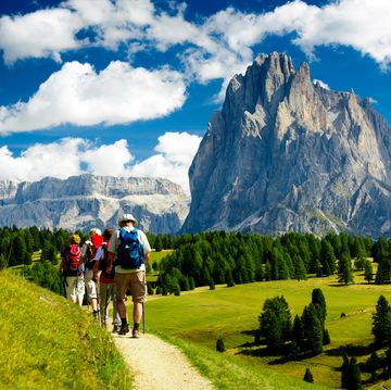 persone che fanno trekking