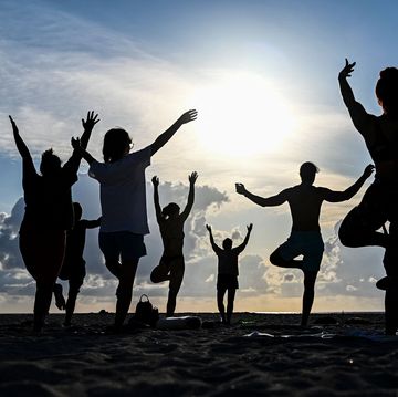 persone che fanno yoga