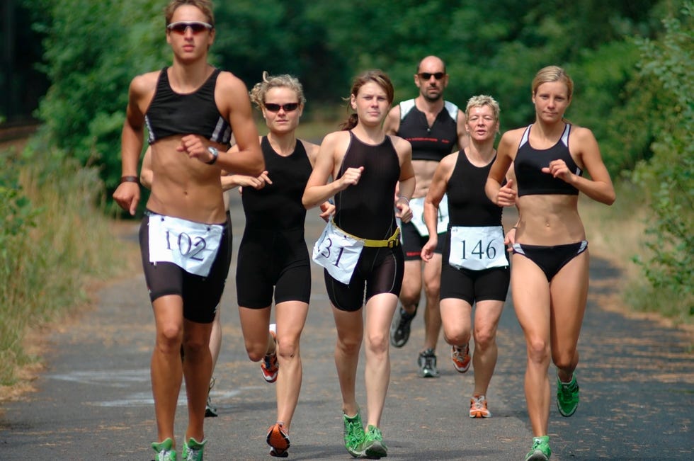 triatletas en la prueba de carrera a pie