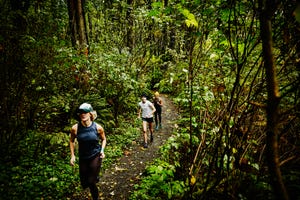 mujeres corriendo despacio por el bosque