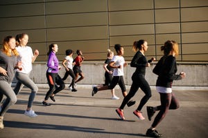 groep vrouwen tijdens hardlopen op straat