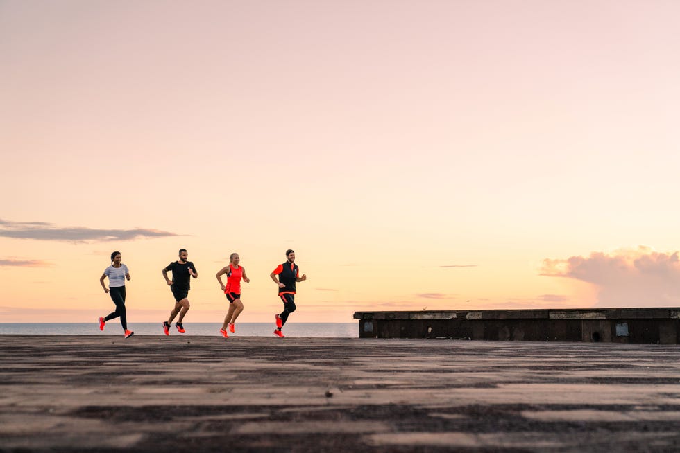 un grupo de corredores entrena al amanercer