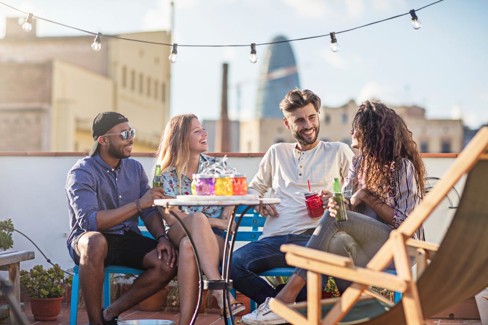 grupo de amigos bebiendo en una terraza