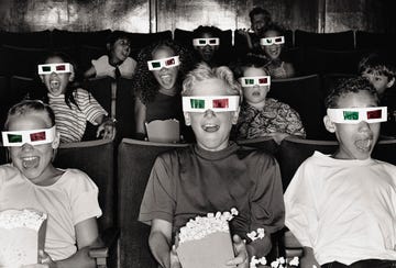 grupo de niños en el cine con gafas 3d