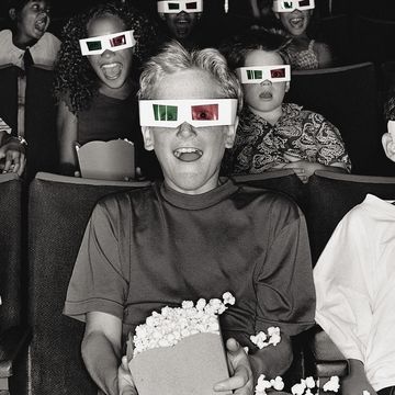 grupo de niños en el cine con gafas 3d