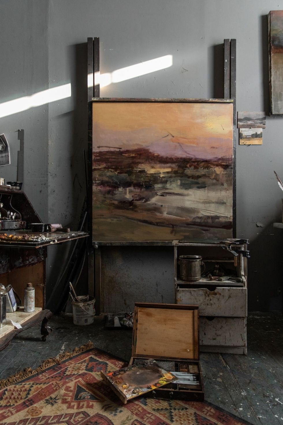 Kunstenaar Tim Wilson schildert zowel in zijn atelier in Maine op de foto als in de vrije natuur