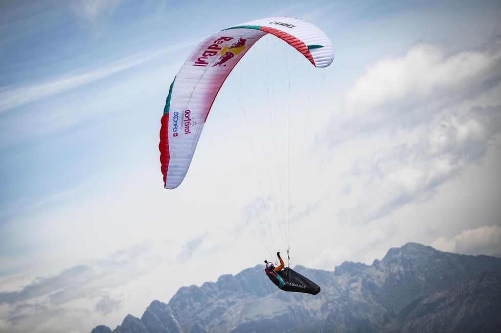 Paragliding, Air sports, Parachute, Parachuting, Sky, Windsports, Extreme sport, Cloud, Fun, Mountain range, 