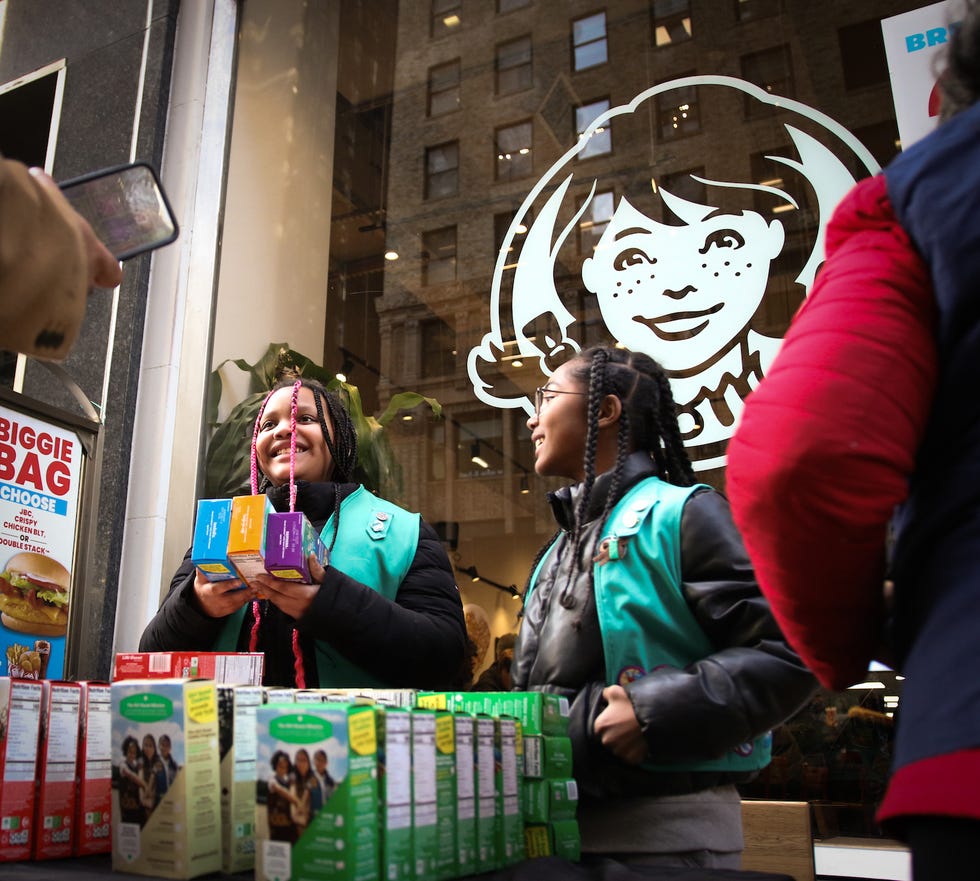 wendy's thin mint frosty girl scouts selling cookies outside wendy's