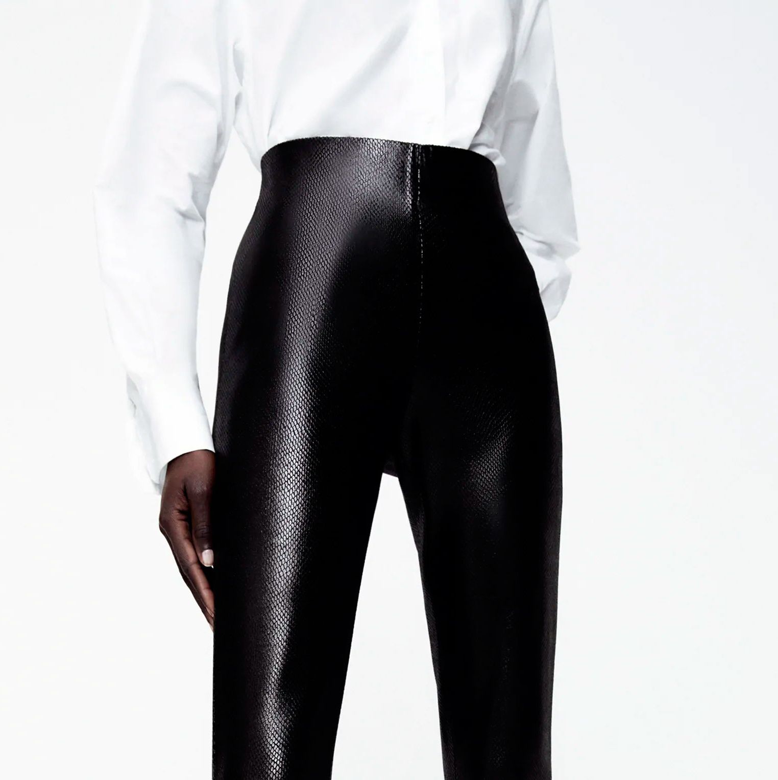 Los leggings negros de vestir de Zara que moldean el cuerpo