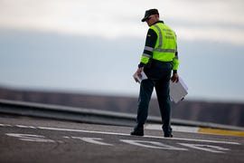 un guardia civil señaliza el lugar de un accidente en murcia
