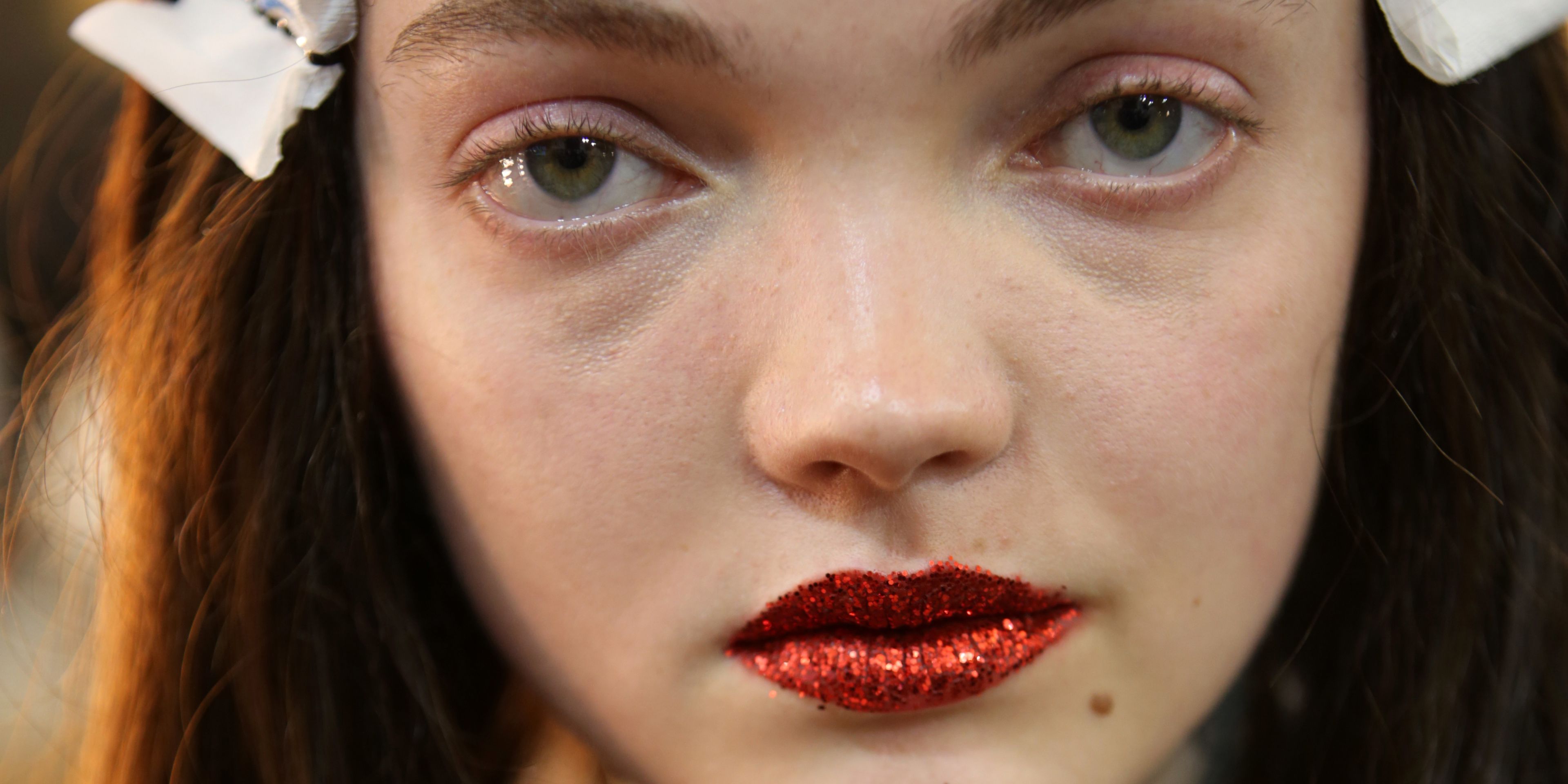 Typisch Informeer Tot ziens Gucci Cruise 2020 Brought The Badass Beauty With Glitter Lips And Transfer  Tattoos