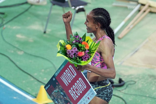 gudaf tsegay celebra con un ramo de flores su récord mundial de 1500 metros en lievin