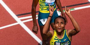 gudaf tsegay celebra en eugene su récord del mundo en los 5000 metros