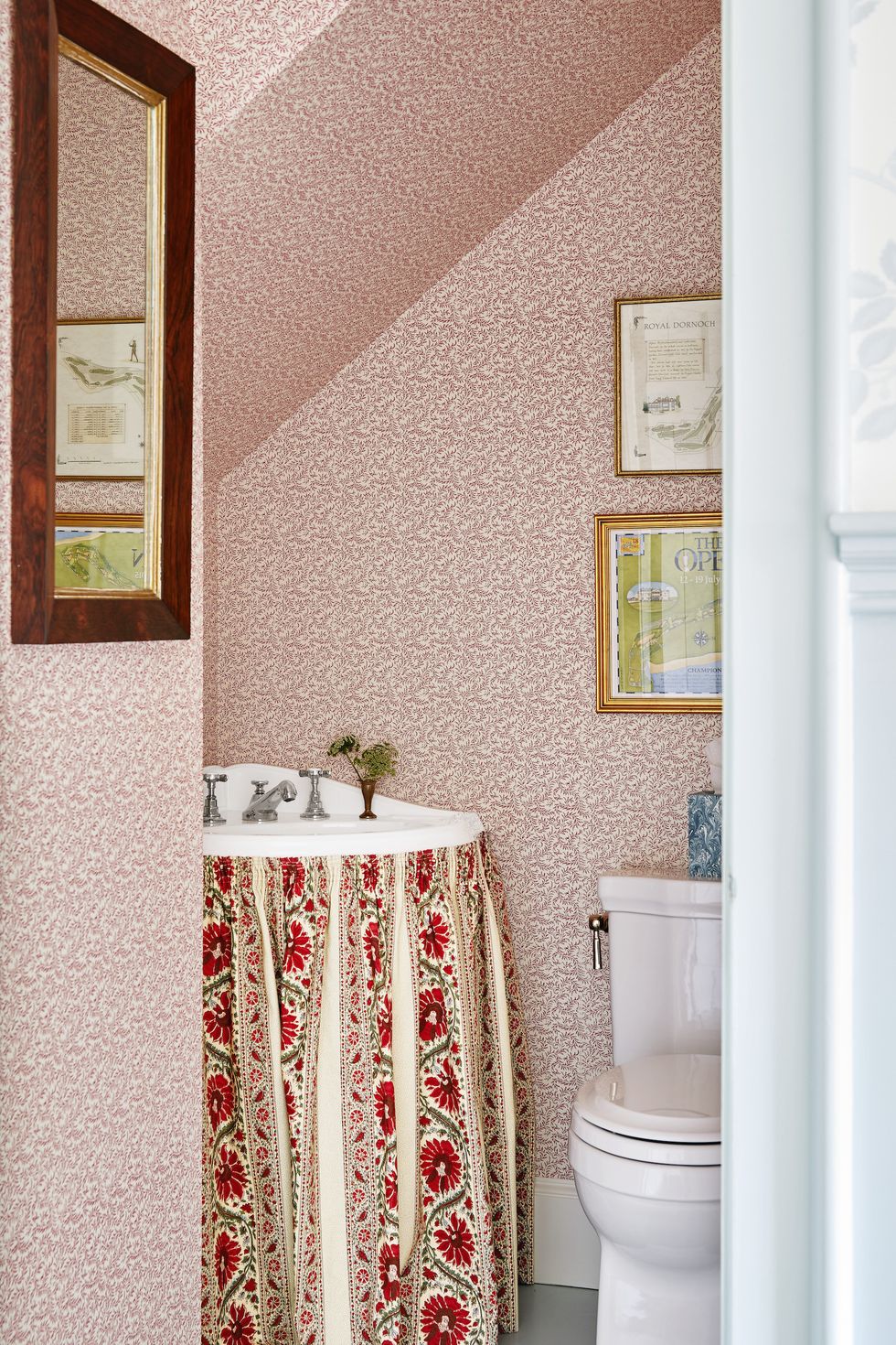 8 Bed and Breakfast Guest Bathroom Essentials