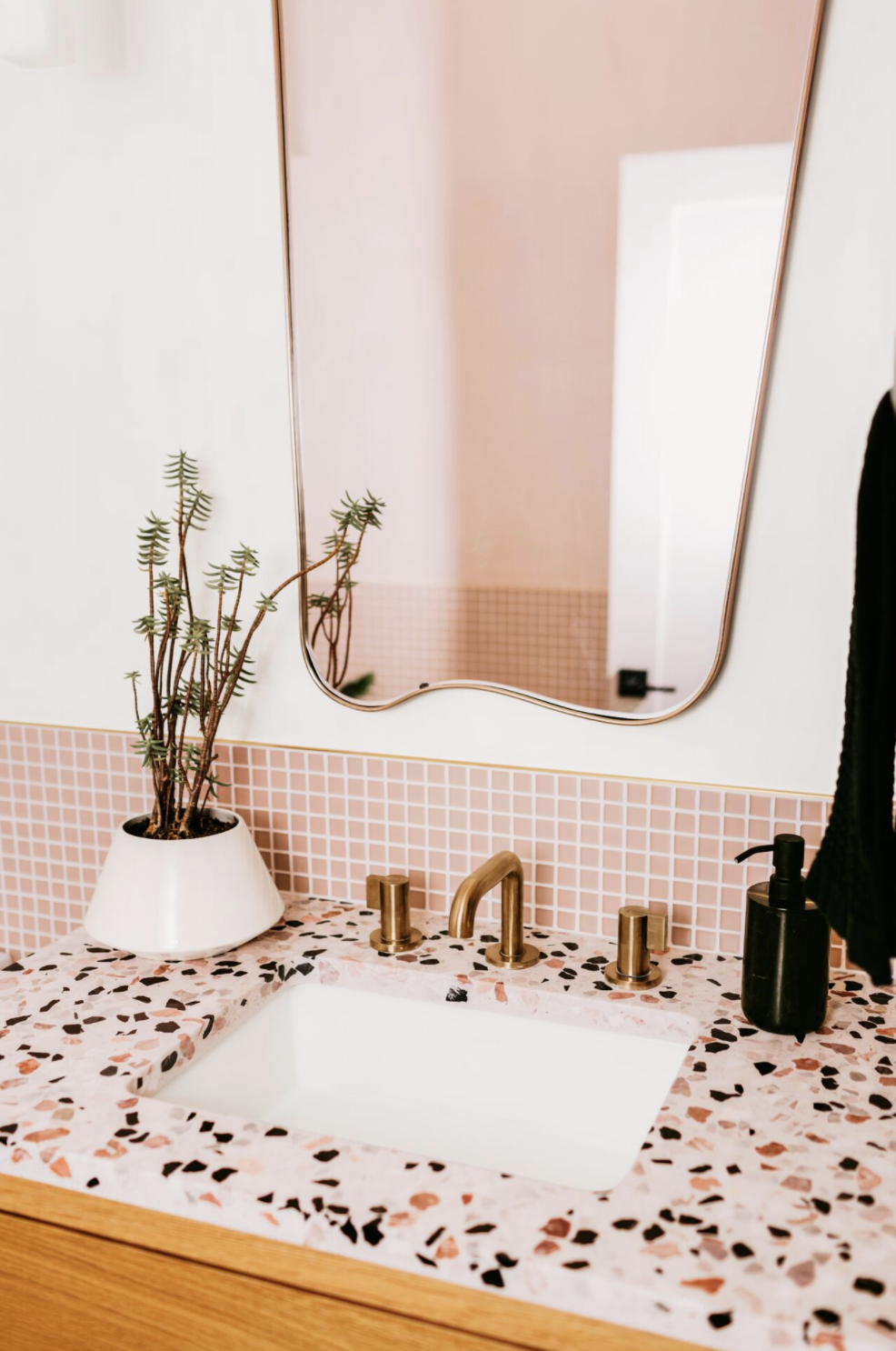 28 Guest Bathroom Ideas to Make Guests Feel Welcome