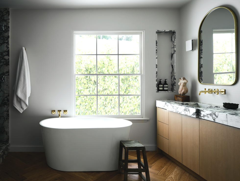 https://hips.hearstapps.com/hmg-prod/images/guest-bathroom-ideas-osklo-studio-1673471475.png?crop=0.444xw:0.883xh;0.556xw,0.0835xh&resize=980:*