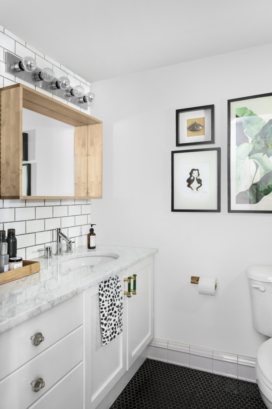 https://hips.hearstapps.com/hmg-prod/images/guest-bathroom-ideas-reena-sotropa-1644953758.png?crop=1xw:0.9942857142857143xh;center,top&resize=980:*