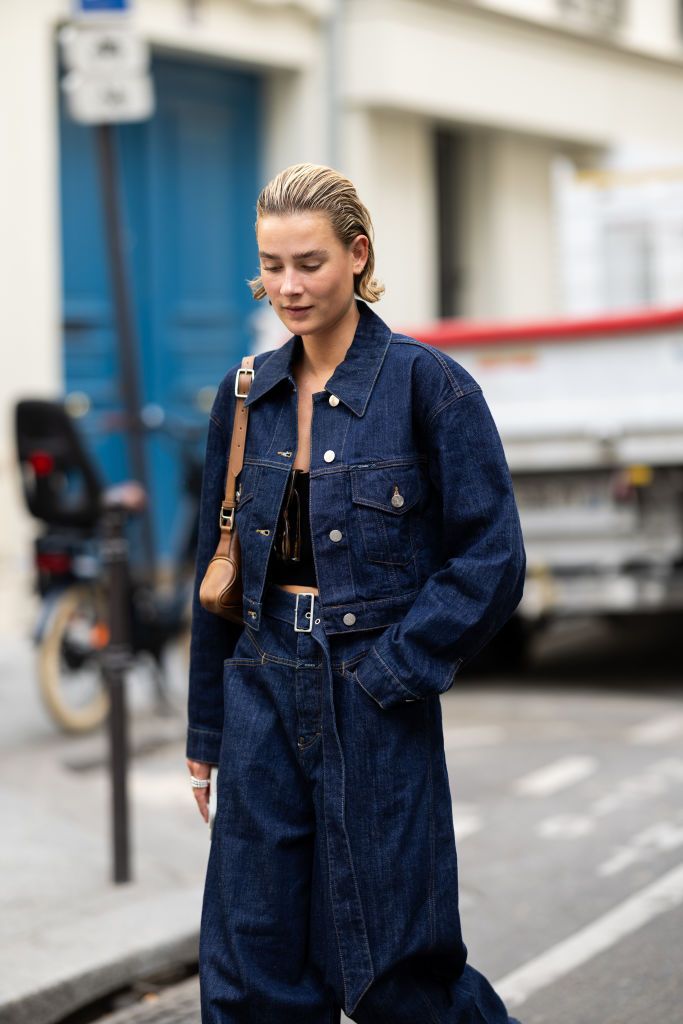 Bruine Jeans Zijn D Denim Trend Voor 2024   Guest Is Seen Wearing A Total Look Denim With Wide Pants News Photo 1703782178 