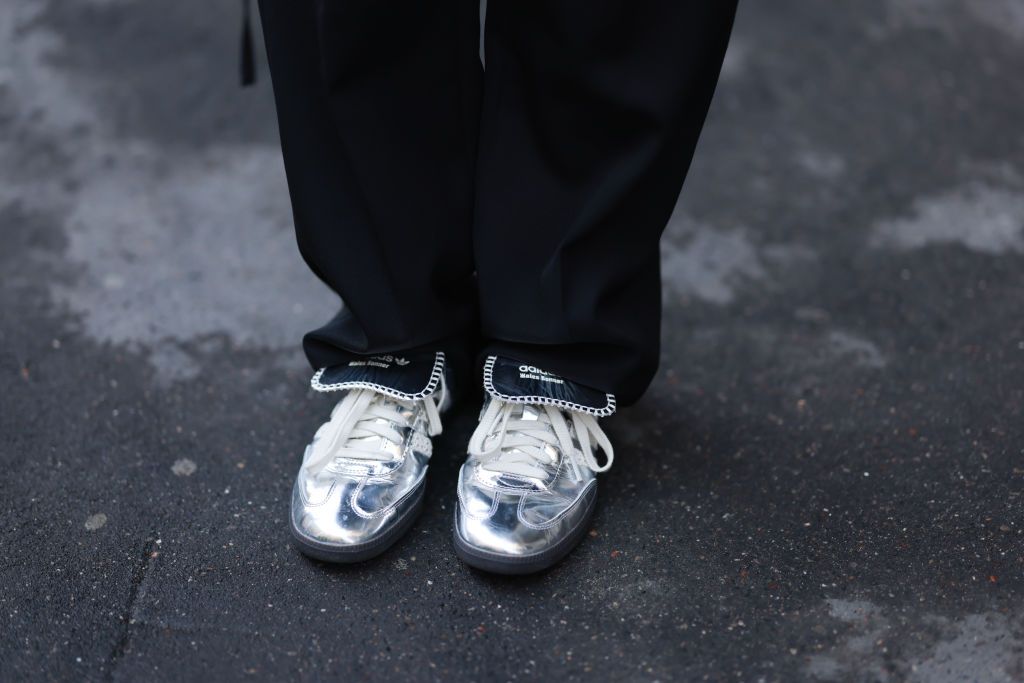 Street Style: The Latest News and Photos  Silver sneakers outfit, Metallic  sneakers outfit, Tennis shoe outfits summer