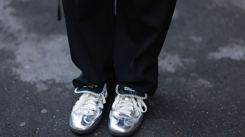 Cómo llevar las zapatillas blancas a la oficina sin perder el estilo