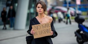 street style, milan fashion week fall winter 2022, 2023, oekraïne, no war, ukrain, oorlog protest, fashion week