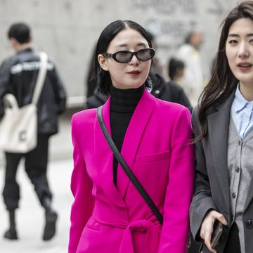 due donne che indossano un blazer