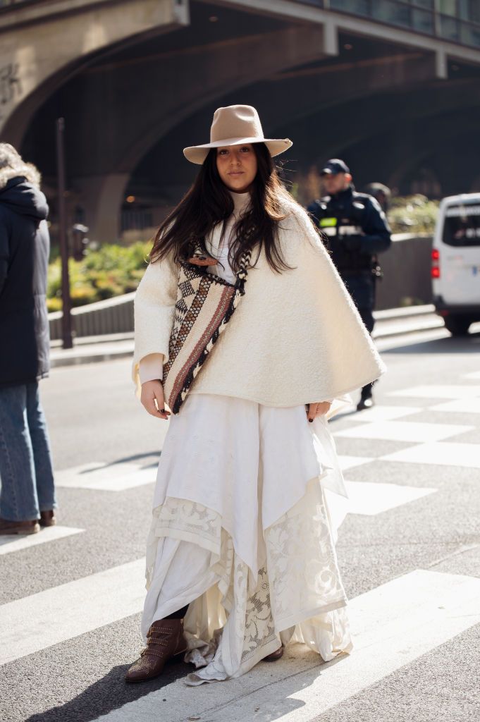 Ponchos de lana: el abrigo cómodo y elegante que las estilistas francesas  han puesto de moda