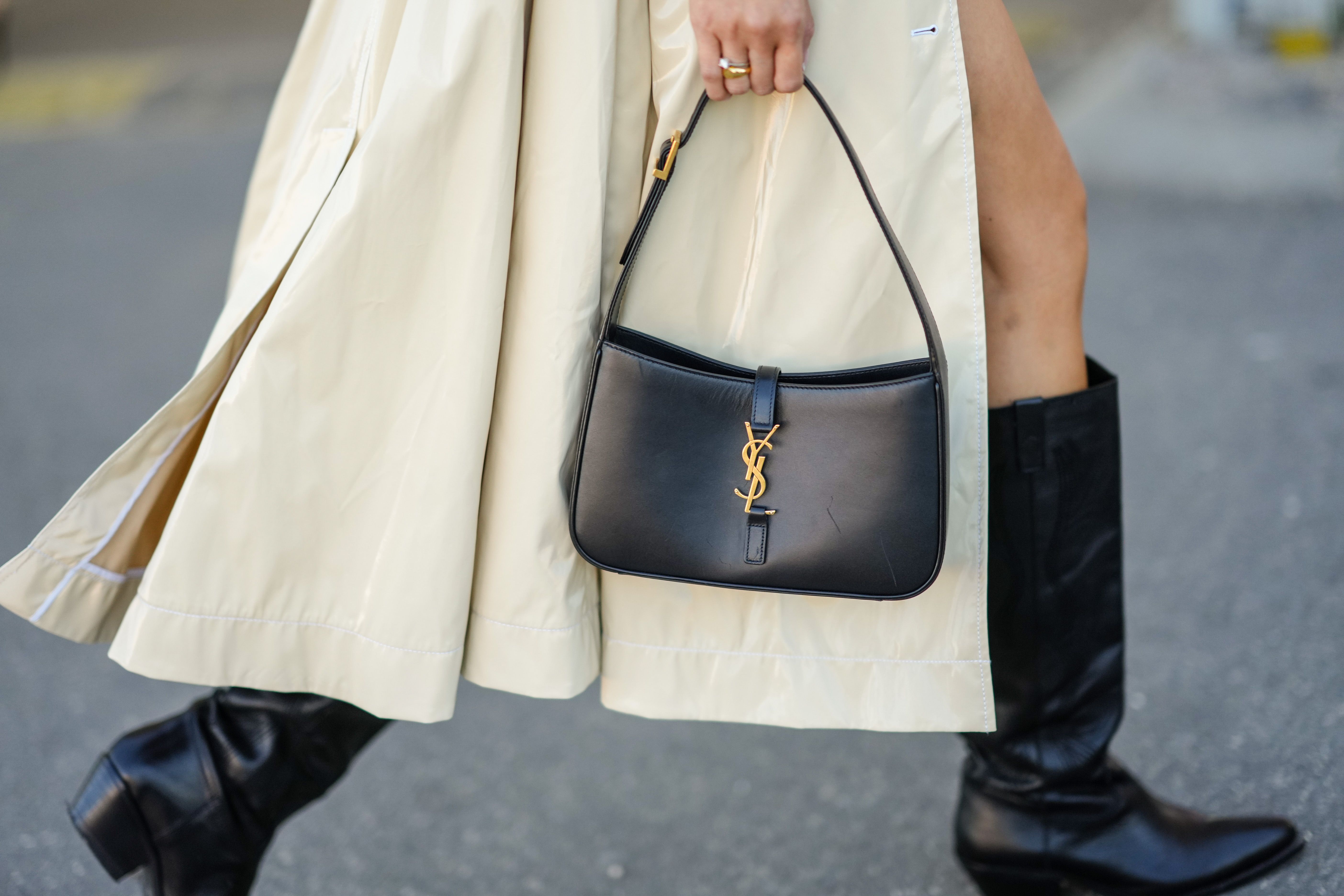 6 bolsos grandes y elegantes que son ideales para ir a la oficina