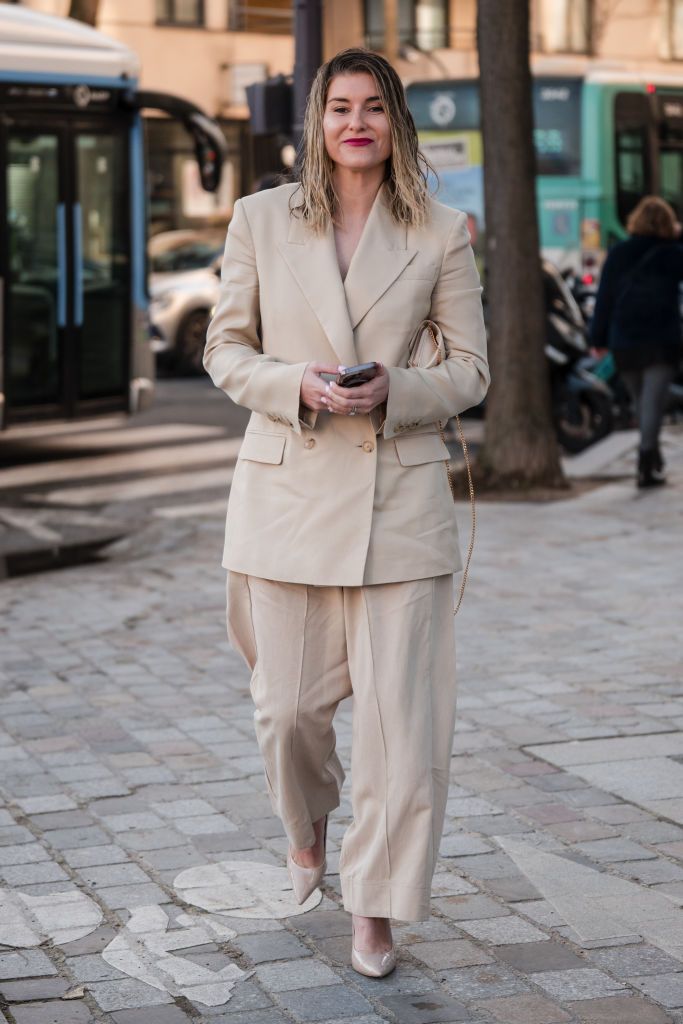 come indossare il blazer secondo lo street style di parigi per la moda primavera 2024