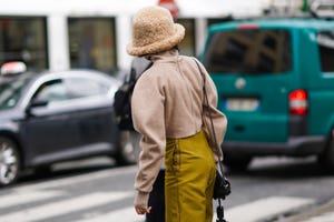 Así se lleva en invierno el sombrero 'bucket hat' que arrasó en verano  (palabra de Gigi Hadid)